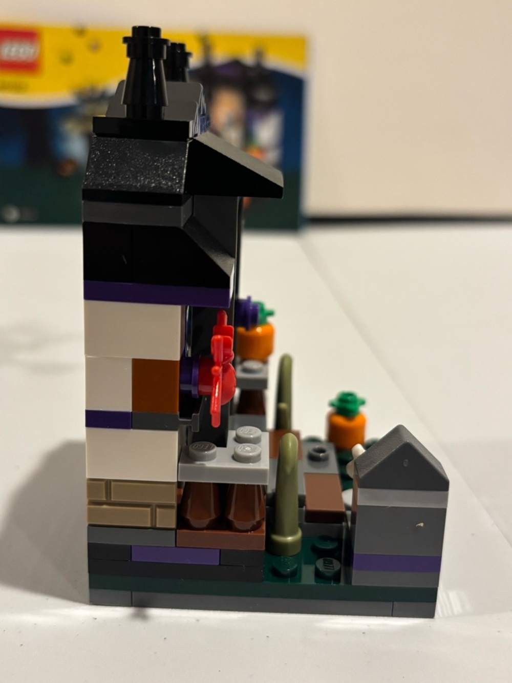 LEGO #40122 Trick or Treat Halloween Set - Picture 4 of 9
